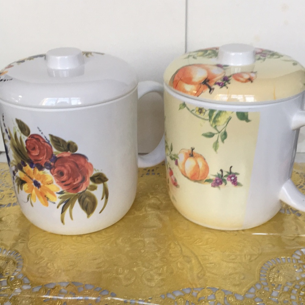 NWOT set of two super size melamine mugs with lids